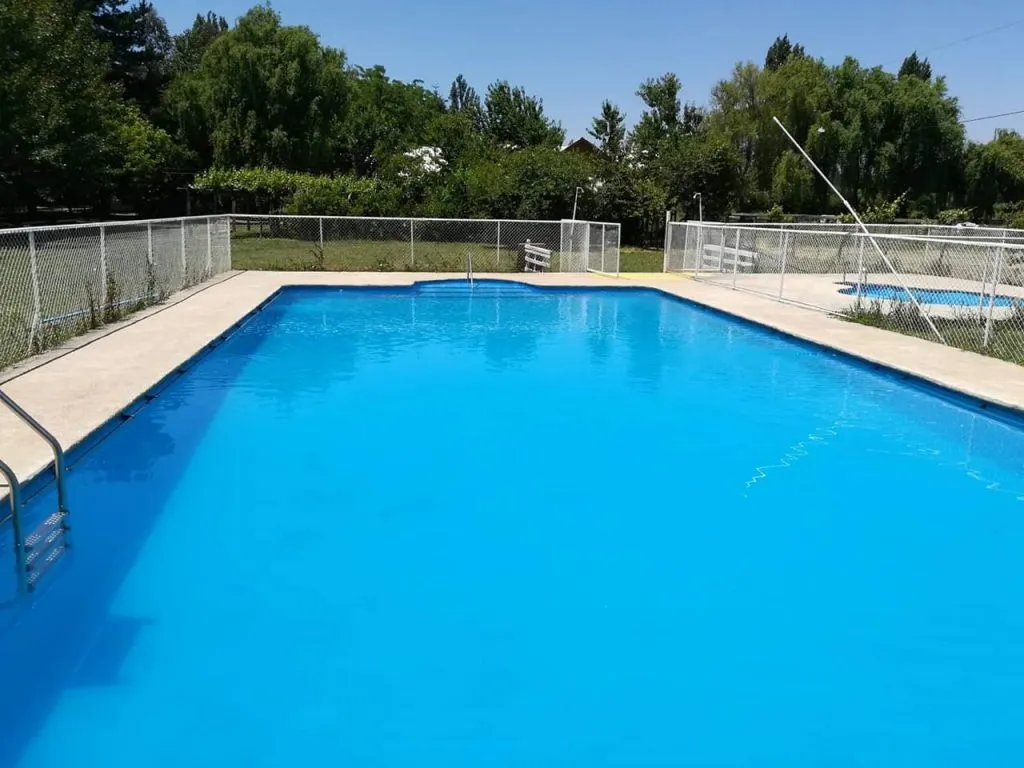 Piscina grande del camping Río Laja vacía y cristalina en un día soleado de verano