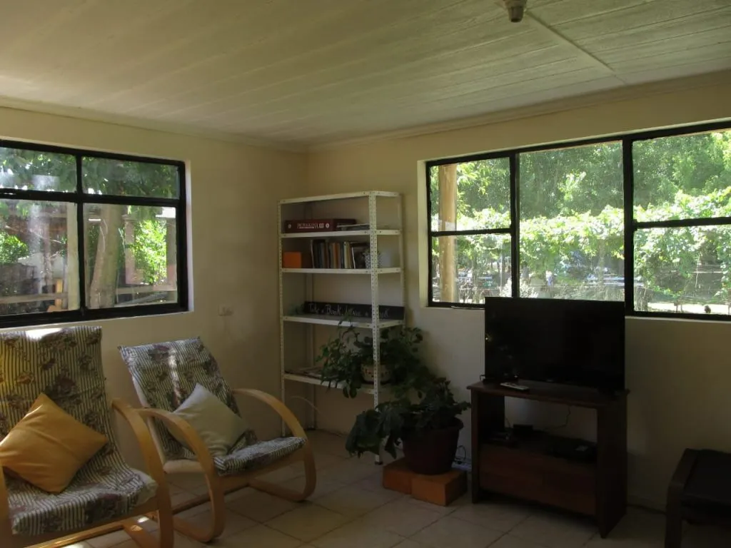 Cocina completamente equipada del hostal Río Laja con refrigerador y cocina a gas
